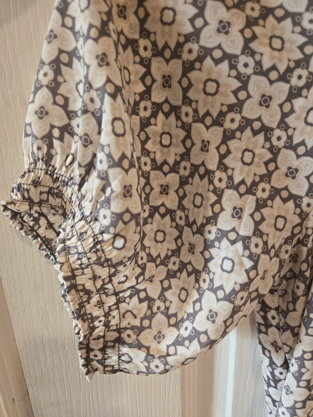 LOFT White and Gray Floral Print Puff Sleeve Top